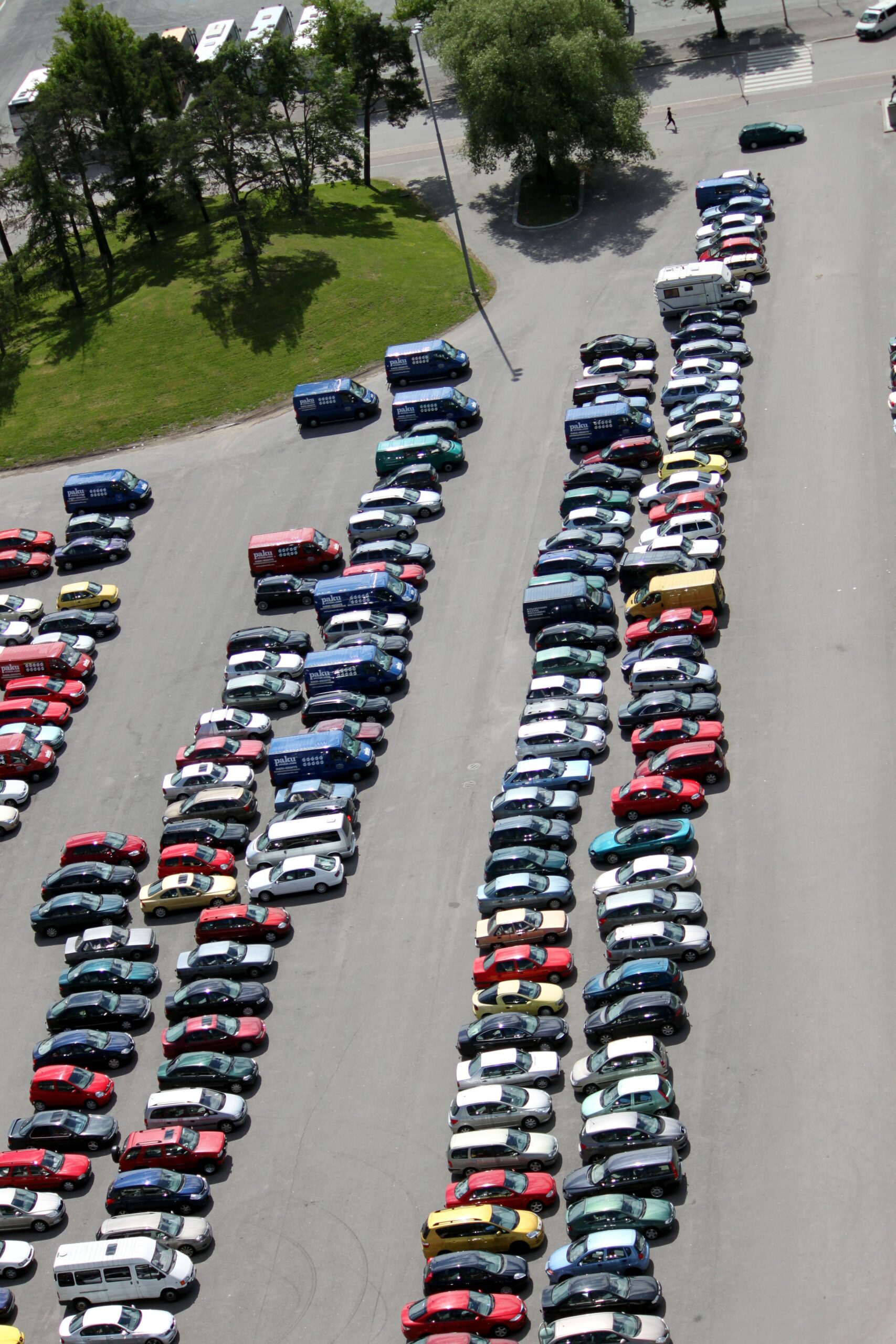 Parkplatz ohne Zufahrtskontrolle mit Falschparkern