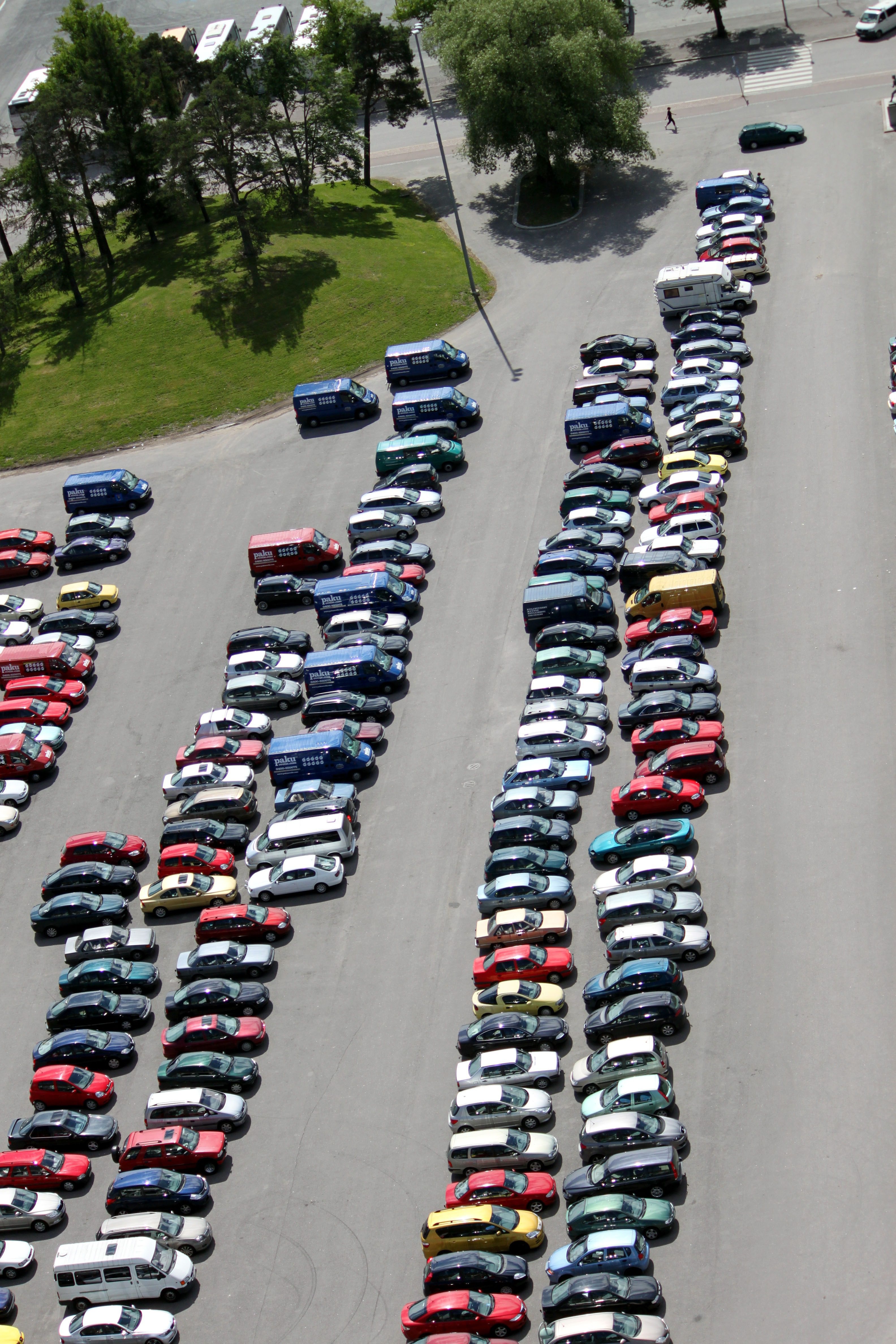 Parkplatz ohne Zufahrtskontrolle mit Falschparkern