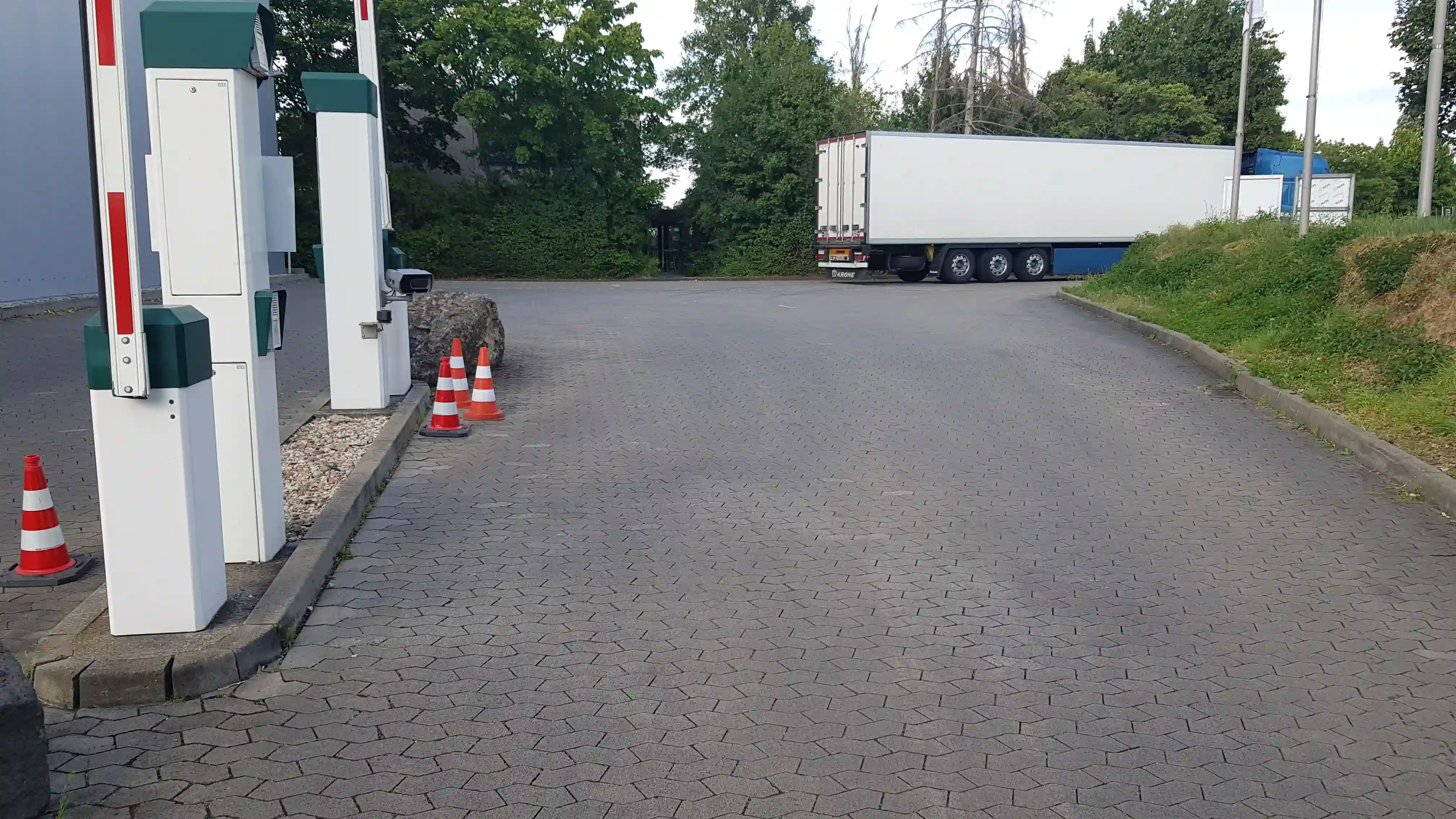Schranke mit Kennzeichenerkennung am Standort Rungis