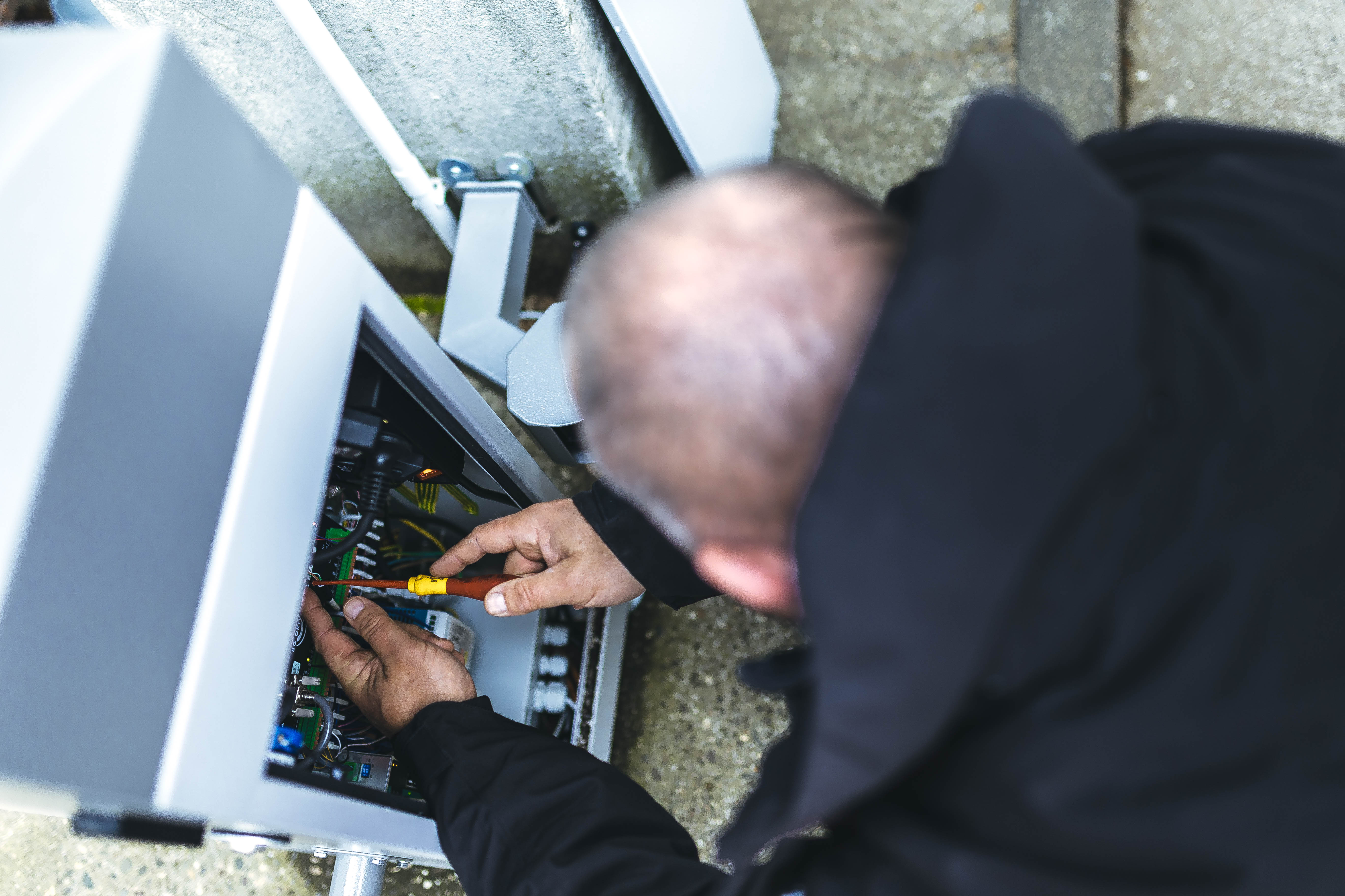 Reparatur einer Schrankenanlage durch einen Servicetechniker
