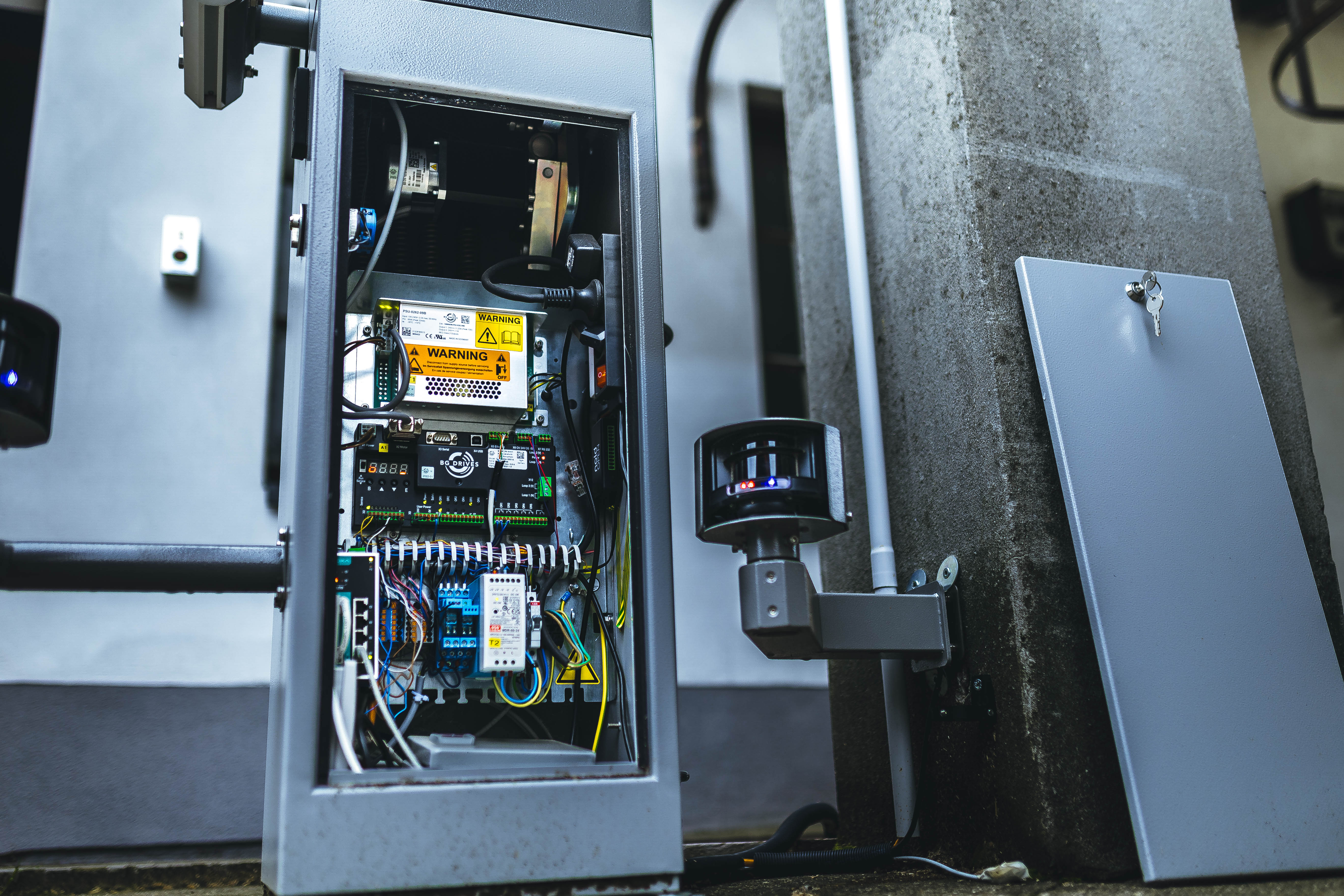 Servicetechniker bei der Wartung einer geöffneten Schranke