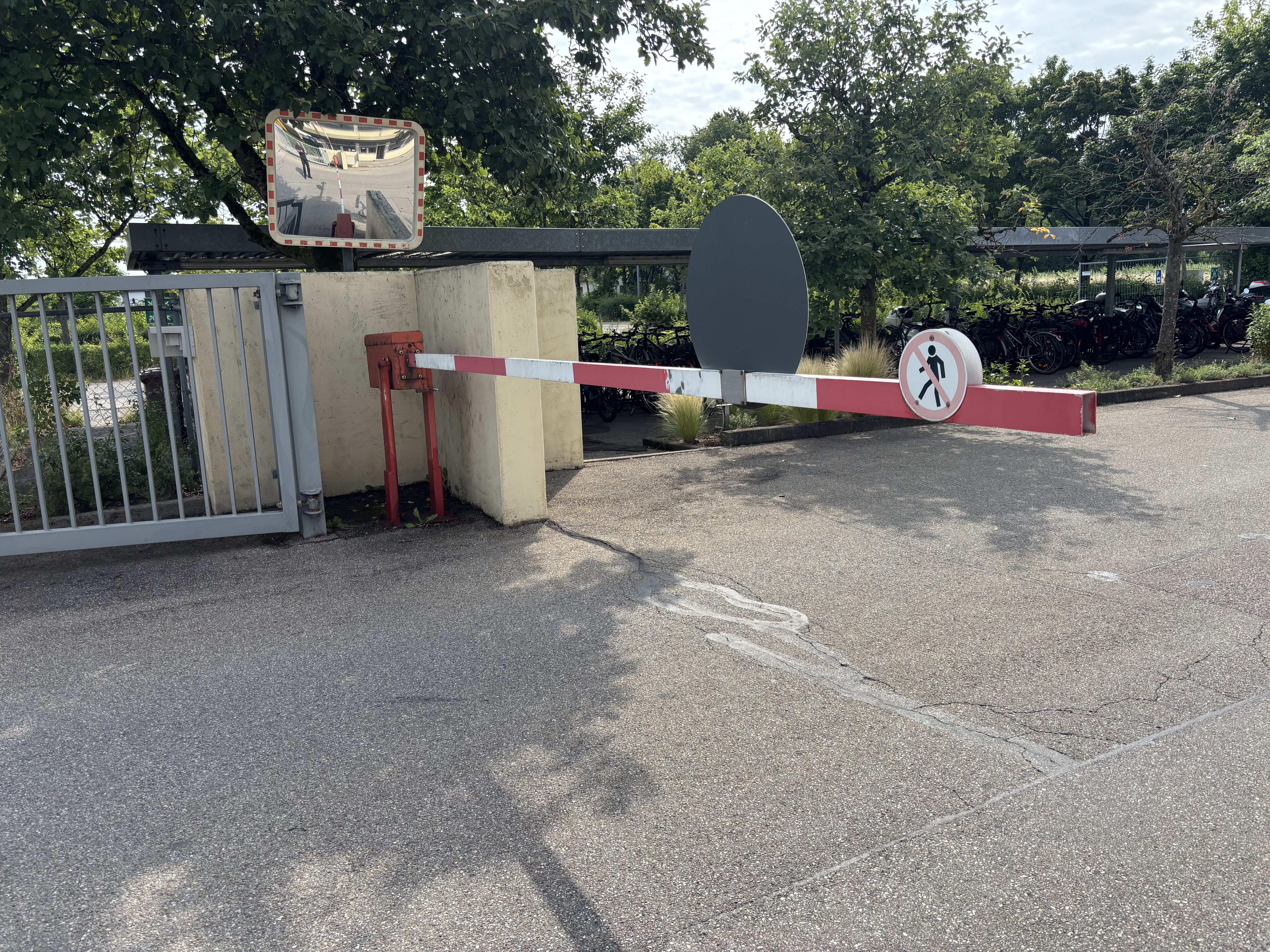 Veraltete Schrankenanlage