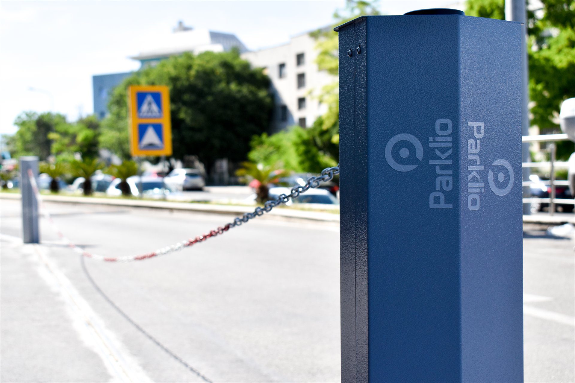 Kettenabsenker mit abgesenkter Kette an einer st&auml;dtischen Zufahrt