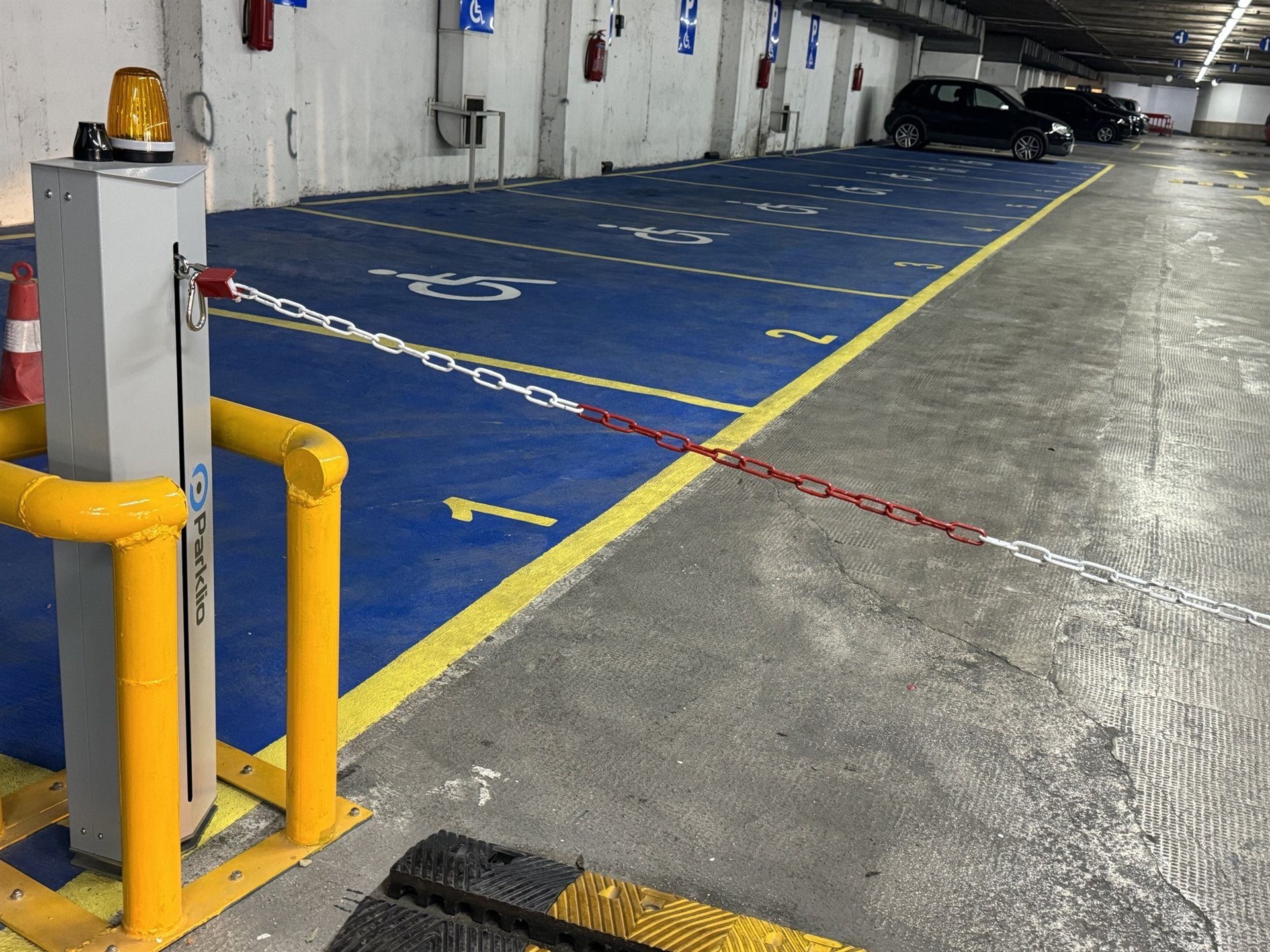 Kettenabsenker sichert markierte Behindertenparkpl&auml;tze in einer Tiefgarage