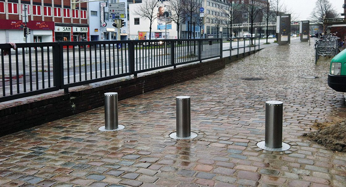 Versenkbare Parklio Poller an einer Zufahrt